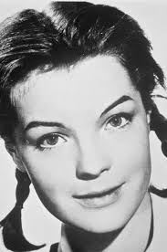 Jeunes filles en uniforme suit la jeune manuela (romy schneider), placée dans une institution pour jeunes filles de la noblesse après la mort de sa mère. Culture Romy Schneider Ses Photos Quand Elle Etait Jeune Pressfrom France
