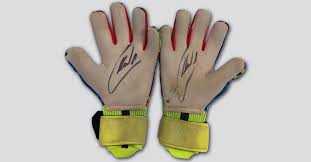 Neuer is the only adidas professional goalkeeper who gets his own goalkeeper glove design. Manuel Neuer S Worn Gloves Signed Shirt