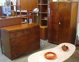 In corner units and wall units for beds and dressers, and even a very fetching vanity, an art deco bedroom set is the perfect way to make your bedroom unique, but still give … Vintage Art Deco Tiger Maple Bedroom Set
