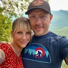 So sweet. Hollywood star Lana Del Rey runs to her husband for a hug,  mid-performance. Marriage is the best.