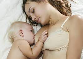 Wenn die milch fließt, wechseln sie wieder zur betroffenen seite. Stillen Im Liegen 8 Tipps Damit Es Klappt Babyartikel De Magazin