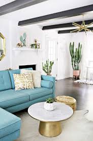 Weisse Wande Blaues Sofa Grosse Kakteen Goldene Dekoartikel Deko Ideen Selb Weisse Wande Blaues Sofa G Wohnzimmer Dekor Dekoartikel Wohnzimmer Wohnung Wohnzimmer