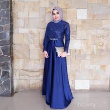 Kedua perpaduan ini akan memanjakan mata orang yang melihatnya dan penampilan kamu akan terlihat fashionabel. 5 Inspirasi Model Kebaya Warna Navy Yang Anggun Untuk Kondangan Weekend Ini
