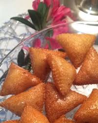 مثلثات السميد المقادير كاس طحين كاس سميد ملعقه صغيره بكنج باودر ملعقه صغيره خميره رشه ملح ٢فنجان زيت نص كاس ماي والا حسب Food Ramadan Desserts Breakfast