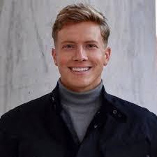 Shelley Vandyke's Instagram, Twitter & Facebook