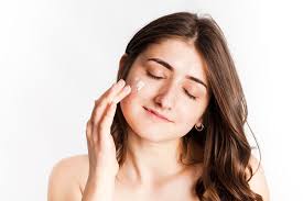 Produk pelembab wajah lokal untuk kulit sangat kering dan kusam selanjutnya berasal dari klinik kecantikan, yakni erha 8 face moisturizer. 8 Cara Mengatasi Kulit Wajah Yang Kering