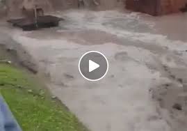 Jun 24, 2021 · mächtige unwetter gingen am donnerstag in österreich nieder, in niederösterreich gab es in puchberg schwere gewitter mit hagel donnergrollen, blitze und hagelkörner so groß wie schneebälle. Bezirk Wegen Schwerer Unwetter Zum Katastrophengebiet Erklart Video Unsertirol24