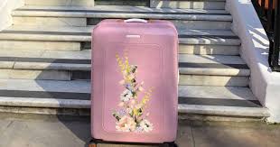 Μια καινούρια ροζ βαλίτσα και μια αστεία ιστορία.