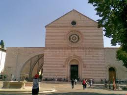 La chiesa venne costruita, dopo la morte di santa chiara, tra il 1257 e il 1265, attorno all'antica chiesa di san giorgio, che fino al 1230 aveva custodito le spoglie mortali di san francesco. Assisi Basilica Di Santa Chiara Bilder Und Fotos Aus Assisi 550x412 Autore Gianni Spolaore