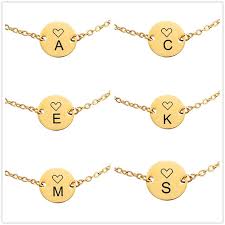Ce bijou personnalisé est composé de mailles fines, de charms en forme de papillon et de lune ainsi que des petites billes en métal. Bracelet Personnalisable Avec Nom Et Lettres Creative Pour Hommes Rond Couleur Or Bijou Cadeau Breloque En Forme De Disque Bracelets Pour Femme Aliexpress