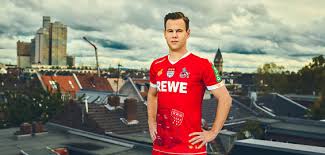 Mit polokragen und gesticktem 1. So Sieht Das Karnevalstrikot Des 1 Fc Koln Der Session 2019 2020 Aus Koeln De