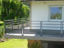 Siempre que vemos un barandal de cristal templado ya sea en escaleras sobre bardas divisorias, terrazas, roof garden, edificios, balcones, casas nos da una solución perfecta para un ambiente moderno elegante e. Installation Von Aluminium Gelandern Mit Balken Auf Terrassen Und Balkonen In Alsa In 2020 Balcony Railing Design Balcony Grill Design Balcony Design