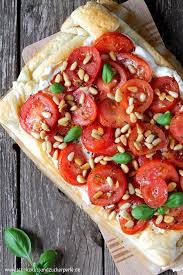 Tomaten Ricotta Tarte Mit Pinienkernen Schokokuss Und Zuckerperle Rezepte Ricotta Essen Und Trinken