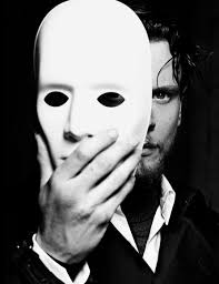 Uwielbiam ludzi, którzy zawsze są sobą. Nie udają, nie dopasowują się do  reszty i idą własną drogą. Nie rzucają fałszywych uśmiechów i nie rządzi  nimi chęć bycia kimś, kim nie są. Nawet