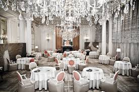 Plaza Athenee Paris Faz 100 Anos Restaurante De Luxo Restaurantes Em Paris Hotel De Luxo