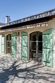 Fenetres En Pvc En Couleur Gris Quartz Volets Battants En Couleur Vert Blanc Volets Verts Facade Maison Maisons Exterieures