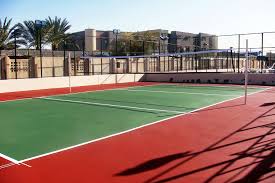 Oyun alanı, 18x9 m ölçülerinde bir dikdörtgendir ve her yönde en az 3 m genişliğinde olan bir serbest bölge ile çevrilmiştir.oyun sahasının üzerinde bulunan serbest oyun boşluğu. Voleybol Sahasi Dizayn Spor