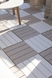 Des Dalles Clipsables Pour Un Balcon Aux Couleurs Neutres Dalle Bois Dalle Clipsable Terrasse Dalle Clipsable