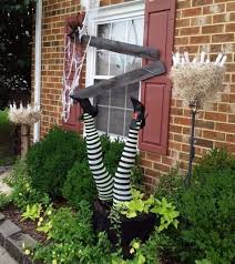 Deko Ideen Zu Halloween Hexe Backsteinwand Straecher Beine Deko Spinnennetz Garten Halloween Deko Ideen Halloween Deko Garten Halloween Ideen