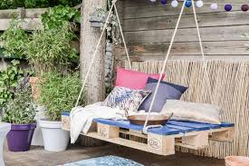 Salle de bain fabriquée en palette en bois. Une Balancelle Avec Une Palette Recyclee