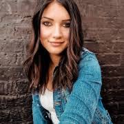 Elizabeth Lund's Instagram, Twitter & Facebook