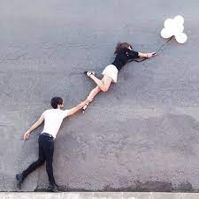 Great Idea For Engagement Photo Engagementphotoideas Uniqueengagementphoto Funny Couple Photography Perspective Photography Creative Photography