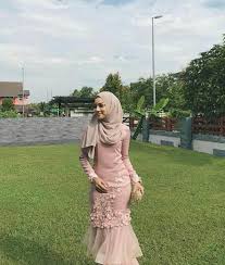 Salah satu persiapan yang harus kamu pikirkan adalah masalah busana. 67 Baju Tunang Terkini Ideas Dresses Fashion Malay Wedding Dress