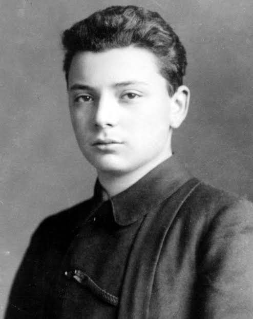 Wolfgang Pauli fue uno de esos genios que parecían estar en desacuerdo con  el mundo desde la infancia. Nació en Viena en 1900, y ya de niño demostró  una obsesión casi cómica