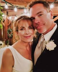 Née ce jour-là en 1961, cette jeune actrice saisissante n'avait que 18 ans  lorsqu'elle a obtenu une nomination aux Oscars pour son rôle dans  *Manhattan*, incarnant une lycéenne confrontée à une romance