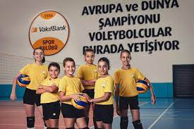 Vakıfbank spor kulübü kadın voleybol takımı, kuruluşundan bu yana sürekli olarak en üst ligde mücadele etmektedir. Vakifbank Spor Kulubu Resmi Website