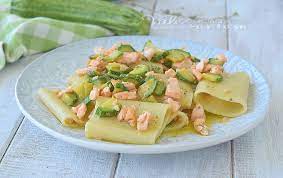 Secondo di pesce a base di salmone. Paccheri Con Zucchine E Salmone Fresco