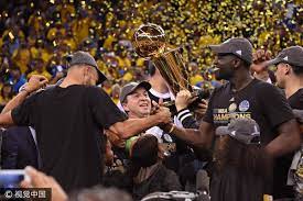 Jul 12, 2021 · nba年度總冠軍賽第3戰12日移師公鹿主場進行，取得2勝0敗優勢的太陽此戰開局依舊攻勢猛烈，但公鹿回到主場後火力全開，特別是「希臘怪物」安戴托昆波更是主宰禁區，全場狂轟41分、13籃板、6助攻，包括罰球17罰13中，帶領公鹿3節打完就取得22分大幅領先，最終公鹿以120比100大勝，系列賽追成1比2局面。 Nbaç¸½å† è»èº«åƒ¹å¤§å…¬é–‹æœ¬å­£å¥ªå† çŽé‡'354è¬ç¾Žé‡' Ettodayé‹å‹•é›² Ettodayæ–°èžé›²