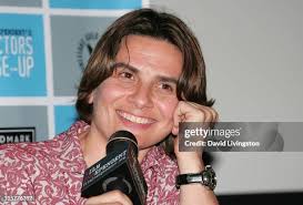 334 photos et images haute résolution de David Lora