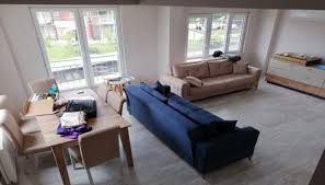 2.resimde yastıkları pembe olan koltuk benim asıl koltuğum, sadece berjer ve kırlentler ilk resimdeki gibi zümrüt yeşili olucak.<br /> yemek odası takımımda ikinci. Soru 40 Lacivert Bej Koltuk Takimi Ile Uyumlu Hali Perde Onerisi Dekor Ekrani