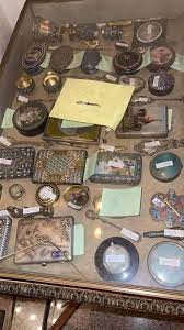 جانب من مقتنيات شقة الزمالك. Ø§Ù„Ø¨ÙˆØ§Ø¨Ø© Ù†ÙŠÙˆØ² Ø¨Ø§Ù„ØµÙˆØ± Ø¨Ø¹Ø¯ Ø´ÙƒØ± Ø§Ù„Ø³ÙŠØ³ÙŠ Ø§Ù„ØªÙØ§ØµÙŠÙ„ Ø§Ù„ÙƒØ§Ù…Ù„Ø© Ù„Ø¶Ø¨Ø· ÙƒÙ†Ø² Ø´Ù‚Ø© Ø§Ù„Ø²Ù…Ø§Ù„Ùƒ