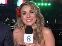 Fiesta de la Independencia: Hermosa con Aretes Penacho de Mexchic