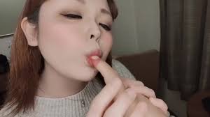 【人妻かごめ③】裏垢女子のかごめさんの指フェラNTR寝取られ棒