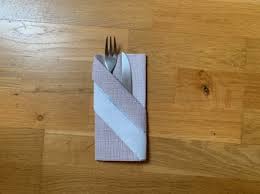 Découvrez ici des tutoriels vidéo pour faire facilement des pliages de serviettes en papier afin de décorer vos tables à noel, au nouvel an, pour un baptême ou un mariage. Pliage De Serviette Pour Couvert La Pochette A Couverts
