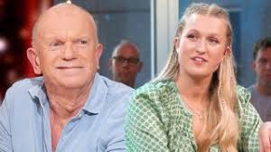 Verloofde Britt Dekker schrikt zich rot, verschijnt opeens live op tv