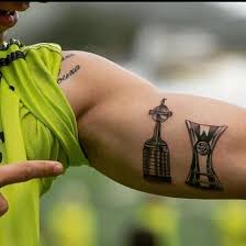 O primeiro troféu da conmebol libertadores foi desenhado na cidade de lima (peru), em 1959, pelo. Eternizada Na Pele Craques Do Flamengo Tatuam Taca Da Liberta Fotos R7 Esportes
