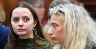 Vous ne me croirez pas » : un aigle fait tomber un chat sur sa voiture et  son pare-brise explose