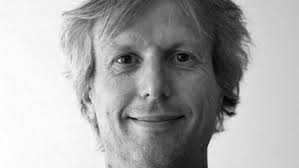 Hij treedt regelmatig als groningse troubadour op in een wilde wind vanuit het niets gekomen of daar vanwaar de eenzaamheid begint. Interview With Hans Van Der Meer Fk