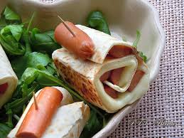 Sempre in romagna, la piadina assume forme diverse, come il crescione , nel quale la sfoglia viene farcita, ripiegata e chiusa prima della cottura. Piadina Con Wurstel Sottilette Ecco Come Prepararla Piadina Wurstel Sottilette Piadine Piada Farcite Primo Secondo Ricetta Ricette Piadina Wurstel