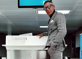 Lapo elkann is selling off some of his impeccably stylish if rather inscrutable cars through his garage italia customs outfit. Vede Arrivare La Polizia E Butta La Droga Lapo Elkann Indagato Per Spaccio Affaritaliani It