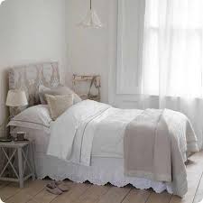 Pezzi unici realizzati da serena cicatello per arredare con stile , romanticismo blanc mariclo' per l'oggettistica e i tappeti. Arredamento Stile Shabby Chic Arredare Interni Ed Esterni Della Casa Pareti Camera Da Letto Shabby Chic
