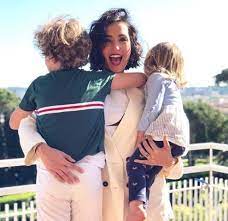 Caterina balivo, la bella e giovane conduttrice di vieni da me in onda su rai uno, è stata questa volta intervistata dal settimanale confidenze. Caterina Balivo Tenera Foto Con I Figli Guido Alberto E Cora Ma I Fan Notano Un Dettaglio Non Farlo Piu Il Mattino It