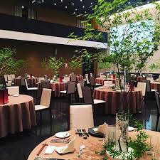 会場装花を木にすると一層ナチュラル感がでます つくば 研究学園 結婚式 結婚式場 貸切 アクセス 駅近 プレ花嫁 会場装花 ゲスト装花 ナチュラル wedding tree ゲスト ゲストハウス 自然 自然光 披露宴会場 緑 演出 三面スクリーン 茨城 会場装花 ナチュラル 会場