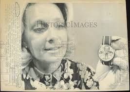 1972 Press Photo Barbara Eagleton shows watch from William Hungate in  California