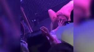 MC Pipokinha recebe sexo oral de mulher em show