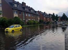 Autos standen plötzlich in bis zu 1,5 meter hohem wasser, mehrere insassen wurden durch die einsatzkräfte. Uberflutete Strassen Nach Unwetter In Monchengladbach